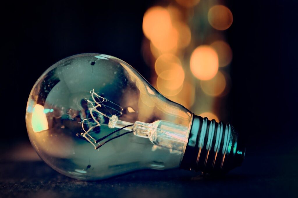 https://pixabay.com/ja/photos/%E9%9B%BB%E7%90%83-%E3%83%A9%E3%82%A4%E3%83%88-%E3%83%9C%E3%82%B1-%E3%82%A8%E3%83%8D%E3%83%AB%E3%82%AE%E3%83%BC-3535435/