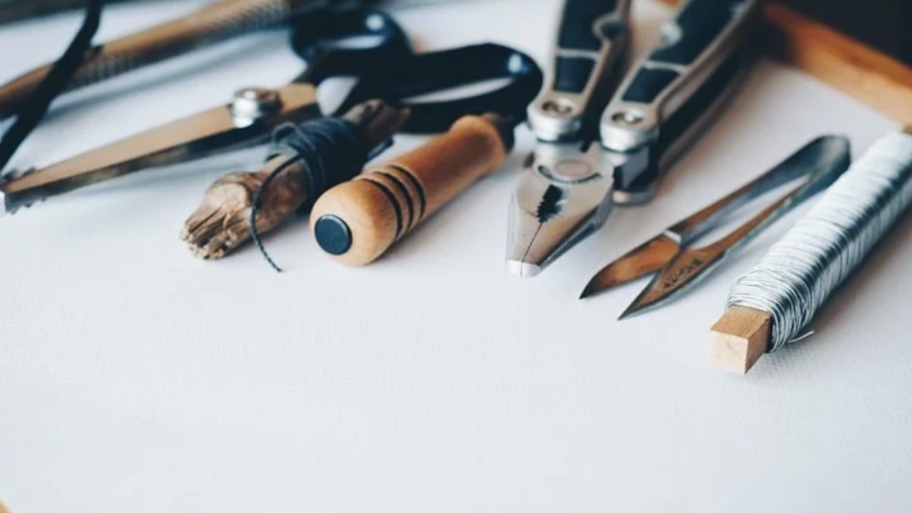 椅子の座面が破れたときはどうする？素材ごとの修理法を紹介｜シュミー